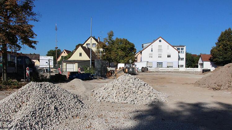 Noch bis September 2019 wird rund um das Rathaus in Röttenbach alles neu gestaltet. Foto: Christian Bauriedel
