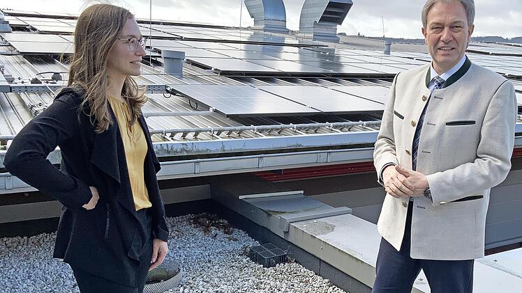 Der Landkreis Kronach setzt auf seinen kreiseigenen Immobilien nach Möglichkeit verstärkt auf Photovoltaikanlagen. Auf dem Dach des Kronacher Schulzentrums haben sich Landrat Klaus Löffler und Klimaschutzmanagerin Nicole Eger ein Bild von der dortigen 350-Kilowatt-Anlage gemacht, die auf einer Fläche von 2800 Quadratmetern installiert ist.