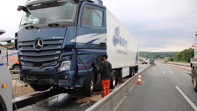 Teile der Baustellenbegrenzung haben sich beim Unfall im Führerhaus verkeilt. Foto: Ralf Ruppert