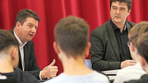 Abgeordnetenbesuch von MdL Sandro Kirchner im Sch&ouml;nborn-Gymnasium M&uuml;nnerstadt