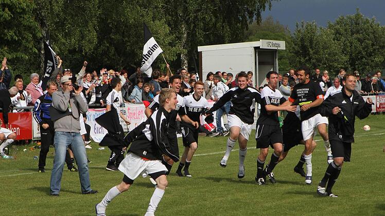 Geschafft: Nach dem Schlusspfiff in Knetzgau feiern die Westheimer mit ihren Fans die Meisterschaft.