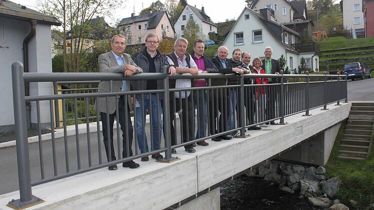 Zufriedenheit der Verantwortlichen auf der neuen Loquitzbrücke in Ludwigsstadt Foto: Veronika Schadeck