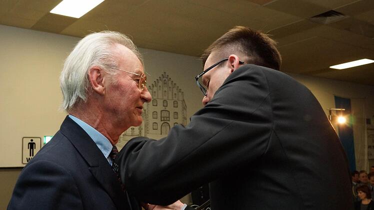 Lothar Bürger (links) bekommt das Ehrenzeichen ans Revers geheftet.Foto: Arkadius Guzy