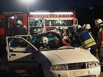 Mit voller Konzentration bei der Sache: Eine "verletzte Person" wird aus einem verunglückten Pkw herausgeschnitten. Foto: Manuel Wurst
