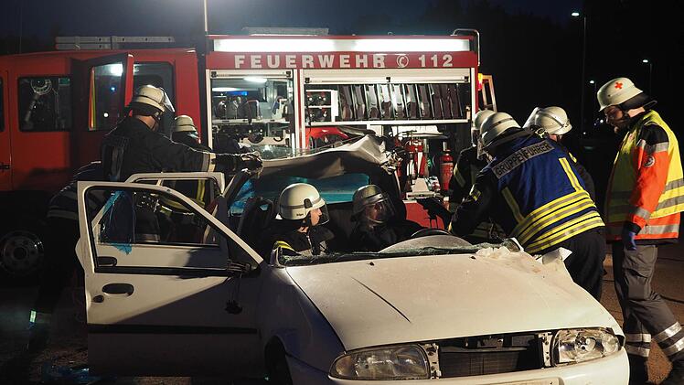 Mit voller Konzentration bei der Sache: Eine "verletzte Person" wird aus einem verunglückten Pkw herausgeschnitten. Foto: Manuel Wurst