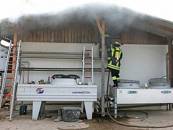 Rauch dringt aus einer Öffnung des Technik-Gebäudes. Die Feuerwehren hatten das Feuer schnell unter Kontrolle. Fotos: Stefan Johannes