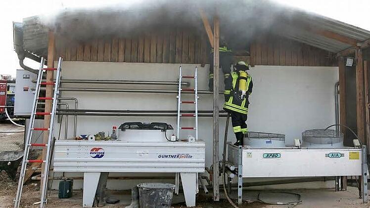 Rauch dringt aus einer Öffnung des Technik-Gebäudes. Die Feuerwehren hatten das Feuer schnell unter Kontrolle. Fotos: Stefan Johannes