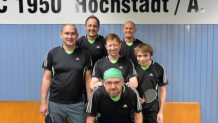 Harald Flutschka (vorn) sowie Tobias Leithold, Markus Thomä, Wolfgang Klaus, Stefan Müller und Elmar Schlaug (v.l.) vom TTC Höchstadt steigen als Meister der 1. Kreisliga in die Bezirksliga auf.