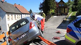 Unfall in Lichtenfels - Auto in Schney festgefahren