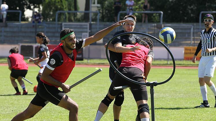 Mit dem 80:60-Sieg gegen die Türkei qualifizierte sich das deutsche Team (in schwarz) am Sonntag für das Halbfinale der Quidditch-EM, schied dort aber gegen Belgien aus und belegte nach der 90:110-Niederlage gegen Großbritannien im kleinen Finale den vierten Platz. sportpress