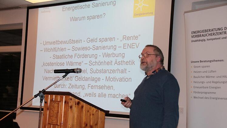 Jede Menge Infos zum energetischen Sanieren im Bestand gab es bei einem  Vortrag von Diplom-Ingenieur Stefan Reith im Fuchsstädter Eulen-Treff.   Foto: Ralf Ruppert
