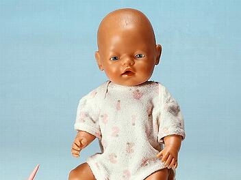 Die Baby born, die im Jahr 1991 auf den Markt kam (links), konnte ihre Augen noch nicht schließen. Seit 2021 gibt es hierfür einen magischen Schnuller.