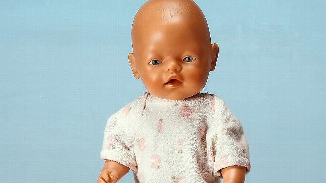 Die Baby born, die im Jahr 1991 auf den Markt kam (links), konnte ihre Augen noch nicht schließen. Seit 2021 gibt es hierfür einen magischen Schnuller.