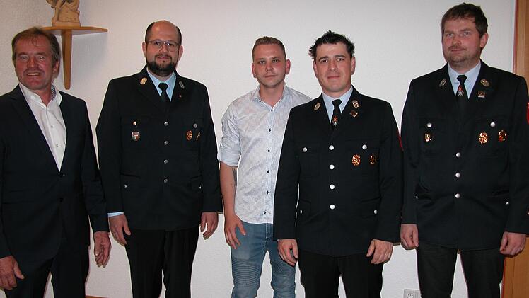 Der  neue Vorstand des Feuerwehrvereins: (von links) Edgar Thomas, Johannes Heim, Björn Wirsching, Julian May und Sebastian Maresch. Foto: Ewald Kiesel