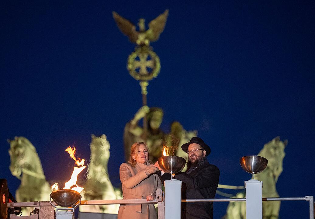 Viertes Licht am Chanukka-Leuchter in Berlin entz&uuml;ndet
