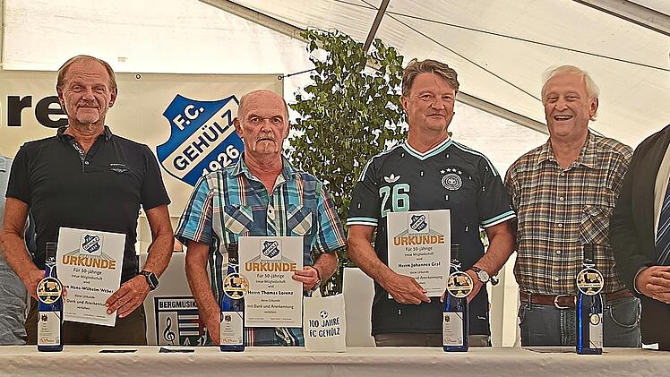Diese M&auml;nner geh&ouml;ren dem FC Geh&uuml;lz seit 50 Jahren an.