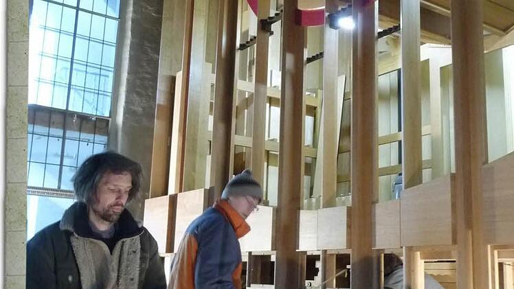 Arbeit an der "Königin der Instrumente": Klaus Nowak und Orgelbaumeister Dirk Griesmann sind gerade bei der Regulierung und Feinjustierung.  Foto: pr