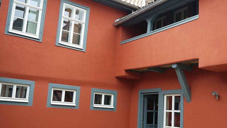 Das Haus Kleine Judengasse 4, das vermutlich zuletzt im 18. Jahrhundert einen größeren Umbau erfahren hatte, diente einst als Handwerkerhaus. Bei der Sanierung wurden viele alte Werkzeuge gefunden, die die Eigentümer gesammelt haben. Fotos: Ulrike Nauer