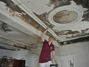 Silvia Schuhmann bei ihrem "Winterhobby": Der barocke Stuck in dem alten Bauernhaus liegt unter einer dicken Farbschicht. Einst stand dieses Haus am viel befahrenen Rennweg. Die früheren Bewohner waren wohlhabend genug, um ihre "gute Stube" mit Stuck ausstatten zu lassen.