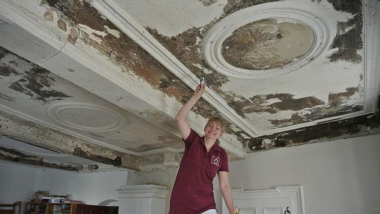 Silvia Schuhmann bei ihrem "Winterhobby": Der barocke Stuck in dem alten Bauernhaus liegt unter einer dicken Farbschicht. Einst stand dieses Haus am viel befahrenen Rennweg. Die früheren Bewohner waren wohlhabend genug, um ihre "gute Stube" mit Stuck ausstatten zu lassen.