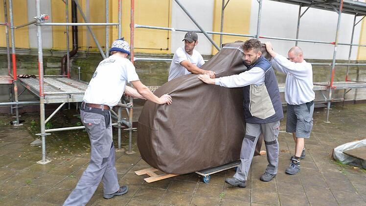 Die Klaviere und Flügel wurden als letzte Instrumente vom alten Standort ins neue Haus gebracht. Foto: Ronald Rinklef