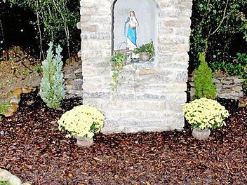 Eine gespendete und aufwändig sanierte Madonna ist der Mittelpunkt in der neue Gedenkstätte der beiden Wohnheime der Lebenshilfe Haßberge in Sylbach. In die eigens angefertigten Ziersteine wurden die Namen der Verstorbenen eingraviert.
