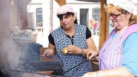 Claudia Erbe und Renate Wolf hatten in der historischen Bratwurstbude gut zu tun.
