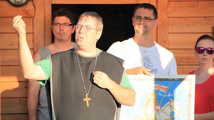 Markus Gernert als Propst Eberhard sowie Michael Schnapp (rechts) als Bürgermeister und Harry Jörig (links) als einer der Wachsoldaten. Foto: Matthias Einwag