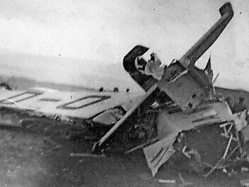 Die abgestürzte Junkers W 34 auf dem Plateau des Staffelbergs; im Hintergrund ist die Adelgundiskapelle zu sehen. Foto: Archiv Geuß