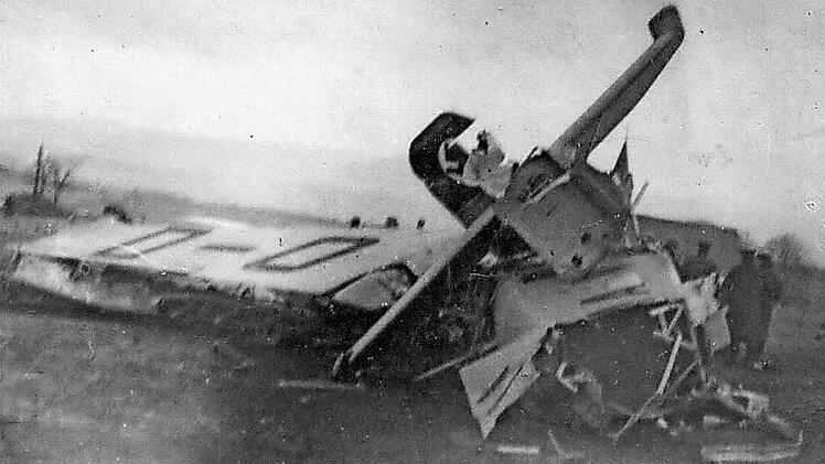 Die abgestürzte Junkers W 34 auf dem Plateau des Staffelbergs; im Hintergrund ist die Adelgundiskapelle zu sehen. Foto: Archiv Geuß