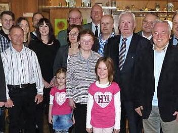 Unser Bild zeigt Peter Kolditz zusammen mit Ehefrau Inge (vorne Bildmitte) im Kreise der Familie und einem Teil der Gratulantenschar. Vorne links im Bild Pressecks Bürgermeister Siegfried Beyer.  Foto: Klaus-Peter Wulf