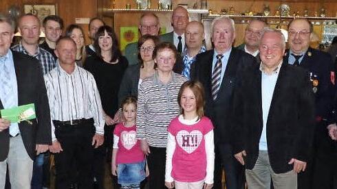 Unser Bild zeigt Peter Kolditz zusammen mit Ehefrau Inge (vorne Bildmitte) im Kreise der Familie und einem Teil der Gratulantenschar. Vorne links im Bild Pressecks Bürgermeister Siegfried Beyer.  Foto: Klaus-Peter Wulf