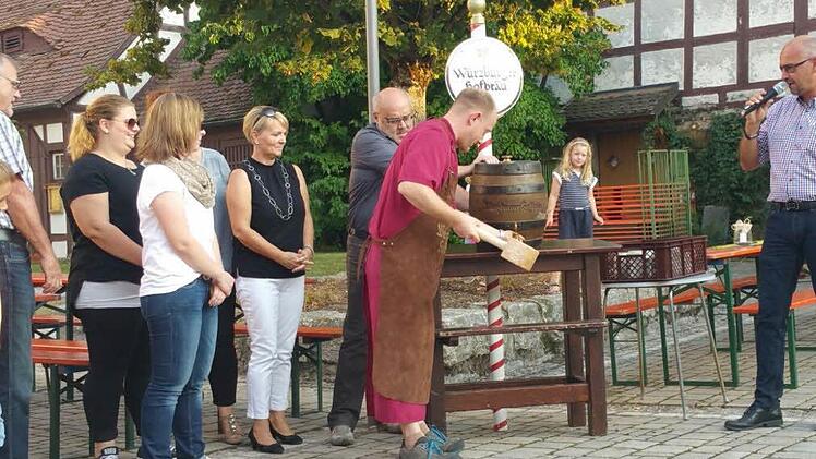 Traditionell eröffnete der Bieranstich das Dorffest. Diese Aufgabe übernahm Sebastian Hackenberg.  Foto: Stefan Geiger