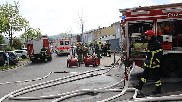 Nach dem Brand mit einer toten Person in einem Mehrfamilienhaus am Samstagvormittag in Coburg, legt die Coburger Kripo weitere Ermittlungsergebnisse vor. Foto: Michael Stelzner