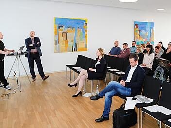 Lehrer als aufmerksame Zuhörer beim Lehrermedientag der Mediengruppe Oberfranken. Als Vortragende mit dabei der Teamleiter der Onlineredaktion der MGO, Johannes Görz (links) und der stellvertretende Chefredakteur Christian Holhut. KLARTEXT!-Projektleiterin Isabelle Epplé (sitzend vorne) moderierte die Veranstaltung.Matthias Hoch