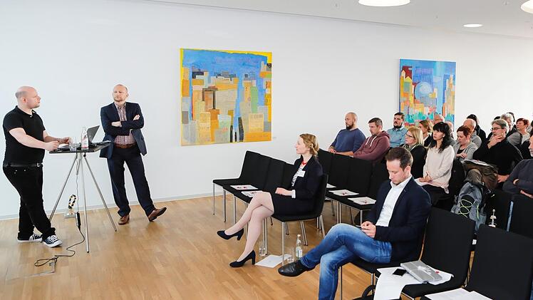 Lehrer als aufmerksame Zuhörer beim Lehrermedientag der Mediengruppe Oberfranken. Als Vortragende mit dabei der Teamleiter der Onlineredaktion der MGO, Johannes Görz (links) und der stellvertretende Chefredakteur Christian Holhut. KLARTEXT!-Projektleiterin Isabelle Epplé (sitzend vorne) moderierte die Veranstaltung.Matthias Hoch