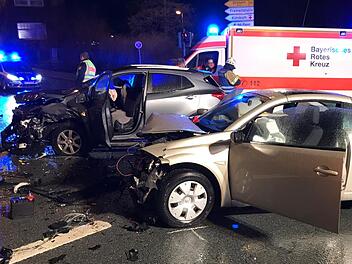 Bei dem Unfall in Hof wurden vier Frauen verletzt, an den Fahrzeugen entstand jeweils Totalschaden. Foto: NEWS5 / Fricke