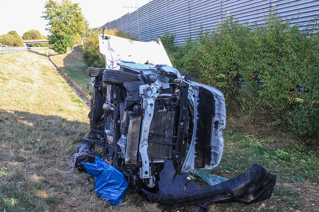 Auf der A70 bei Stadelhofen: Transporter  durchbricht Leitplanke – zwei Verletzte