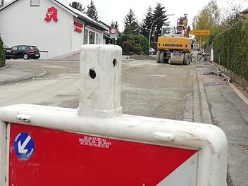 Wanderbaustelle in der Eltingshäuser Straße in Oerlenbach - umgeleitet wird auch über die Bundesstraße. Fotos: Carmen Schmitt