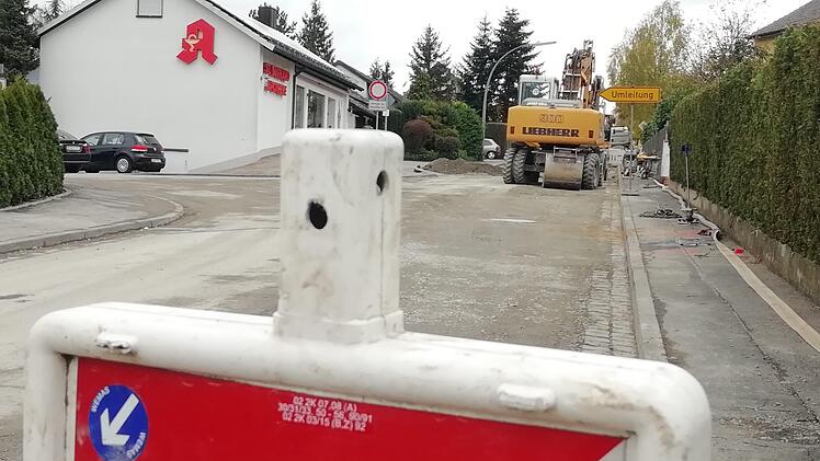 Wanderbaustelle in der Eltingshäuser Straße in Oerlenbach - umgeleitet wird auch über die Bundesstraße. Fotos: Carmen Schmitt