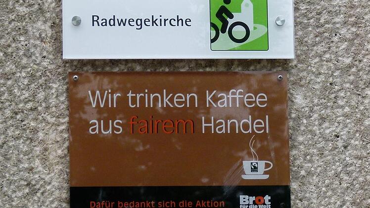 Über diesen Schildern an der Erlöserkirche wird der "Grüne Gockel" wohl seinen Platz finden. Foto: Marion Krüger-Hundrup
