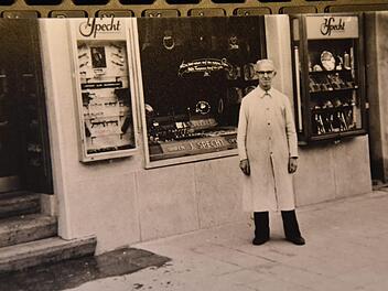 Den Grundstein f&uuml;r das Fachgesch&auml;ft "Uhren Optik Specht" legte der aus Norddeutschland stammende Johann Specht. Gemeinsam mit seiner Frau Berta erwarb er in Ha&szlig;furt das Haus in der Br&uuml;ckenstra&szlig;e 15, wo er sich am 1. Januar 1919 als Uhrenmacher und Augenoptiker selbstst&auml;ndig machte.  Foto: Archiv