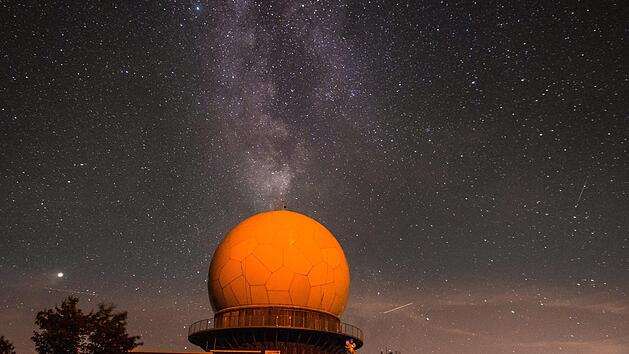 Solche Fotos, wie dieses von der Milchstra&szlig;e &uuml;ber dem Radom auf der Wasserkuppe, sind in der Rh&ouml;n immer m&ouml;glich. W&auml;hrend der Sternenparkwochen wird sogar ein Fotokurs in der Kunststation Oepfershausen angeboten. Foto: Oliver Eisenmann