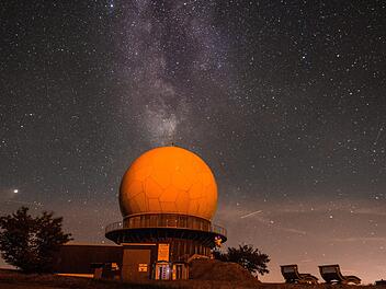 Solche Fotos, wie dieses von der Milchstraße über dem Radom auf der Wasserkuppe, sind in der Rhön immer möglich. Während der Sternenparkwochen wird sogar ein Fotokurs in der Kunststation Oepfershausen angeboten. Foto: Oliver Eisenmann