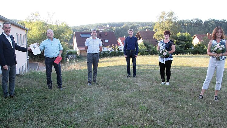 Bürgermeister Thomas Hack (von links) verabschiedete die Gemeinderäte in Aura mit Dankesurkunde und einem Präsent Alfred Graser, Thomas Klose, Markus Hack, Monika Kaiser und Regina Schaub. Winfried Ehling