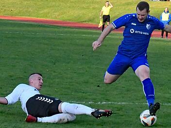 Filip Lijesnic (rechts) dringt in den Stadtlauringer Strafraum ein, wo Gästeakteur Janek Hartmann versucht, ihn per Grätsche aufzuhalten. Der FC-06-Spieler erzielte zwei Tore.  Foto: Hopf