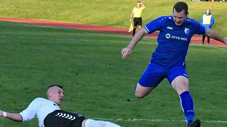 Filip Lijesnic (rechts) dringt in den Stadtlauringer Strafraum ein, wo Gästeakteur Janek Hartmann versucht, ihn per Grätsche aufzuhalten. Der FC-06-Spieler erzielte zwei Tore.  Foto: Hopf