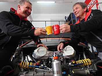 Noch haben sie gut lachen, doch am Wochenende herrscht pure Anspannung: Nicht nur bei Klaus Hoffmann (l.), auch bei Chef-Mechaniker Reinhold Reich.  Foto: Tobias Schneider