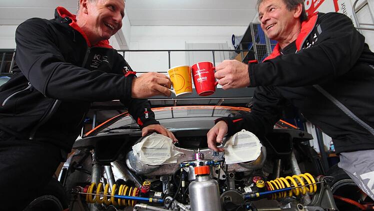 Noch haben sie gut lachen, doch am Wochenende herrscht pure Anspannung: Nicht nur bei Klaus Hoffmann (l.), auch bei Chef-Mechaniker Reinhold Reich.  Foto: Tobias Schneider