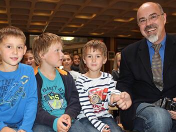 Er will der Schule einen neuen Impuls geben: Der neue Schulleiter Hans-Gerhard Neuberg mit einem Teil seiner Schützlinge. Foto: Veronika Schadeck